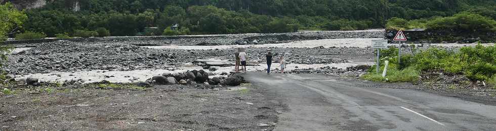 24 avril 2018 - Forte tempte tropicale Fakir - Bras de Cilaos en crue - Radier du Ouaki submerg