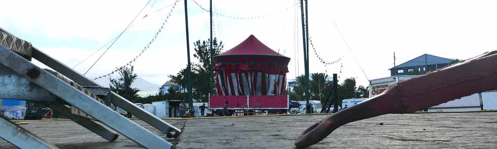 18 juillet 2018 - St-Pierre - Mon(tage du chapiteau du cirque Raluy à Ravine Blanche