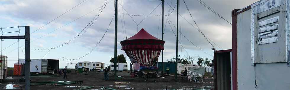 18 juillet 2018 - St-Pierre - Montage du chapiteau du cirque Raluy  Ravine Blanche