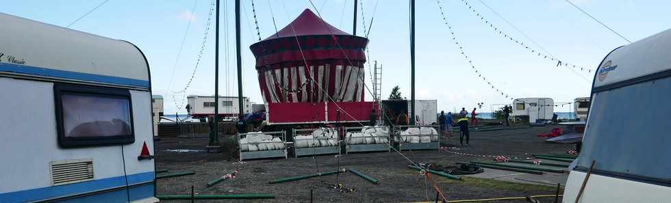 18 juillet 2018 - St-Pierre - Montage du chapiteau du cirque Raluy à Ravine Blanche