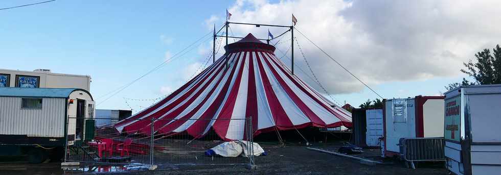 18 juillet 2018 - St-Pierre - Montage du chapiteau du cirque Raluy à Ravine Blanche