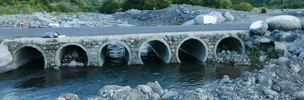 12 janvier 2019 - Bras de Cilaos - Travaux hydrauliques au radier du Ouaki