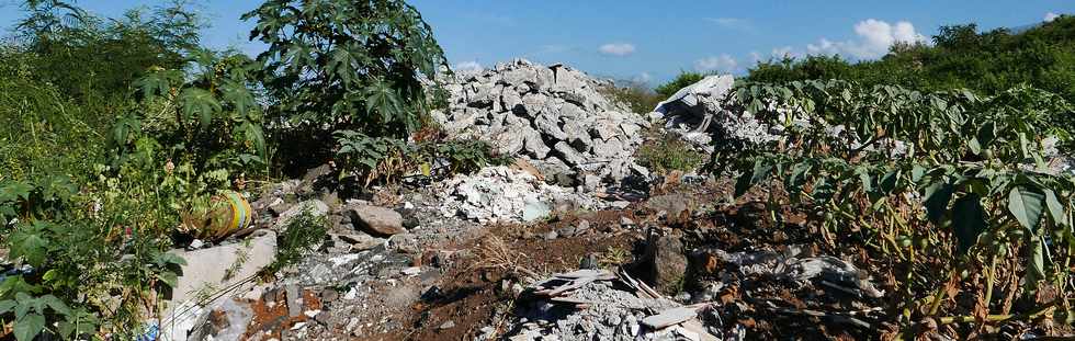 3 mars 2019 - St-Pierre - ZAC Canabady - Gravats sur la parcelle au-dessus du CA