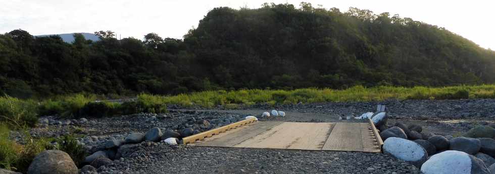 07 juillet 2019 - Bras de la Plaine - Piste vers le barrage de Dassy -  Franchissement de bras