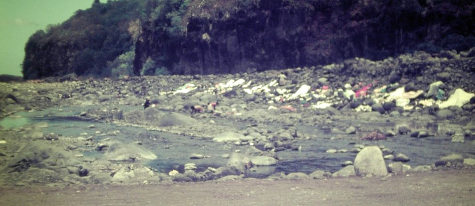 1970 - Lavage du linge au radier du Ouaki