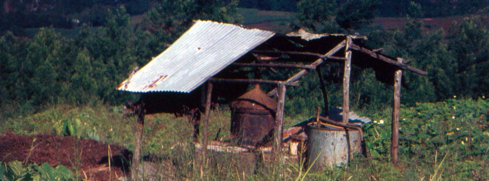 1970- Alambic g�ranium sur la route du Ma�do