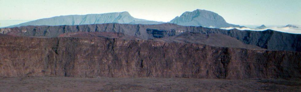 1970 - Vue vers le Piton des Neiges depis le crat�re Bory