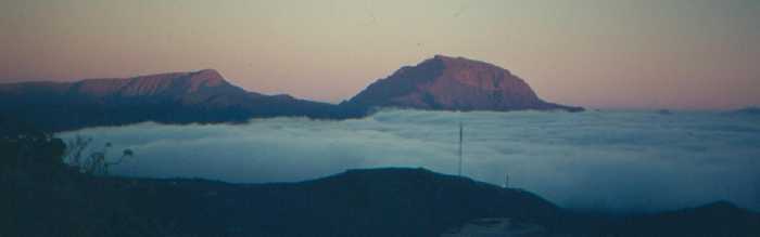 Grand Bnare et Piton des Neiges au-dessus des nuages