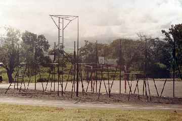 Ecole de Pierrefonds - plateau sportif et portique