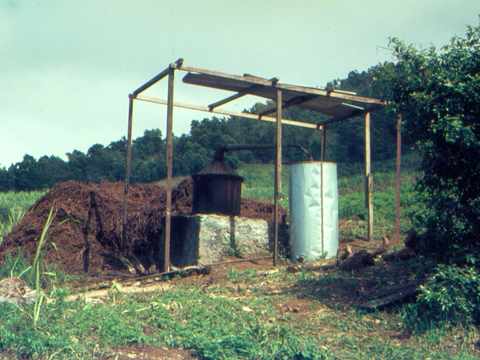 La Runion, dans les annes (19)70 -  Alambic  granium au Mado