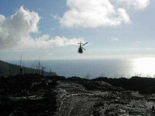 Hlicoptre survolant la coule de lave