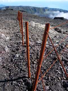 Clôture de fils de fer au volcan