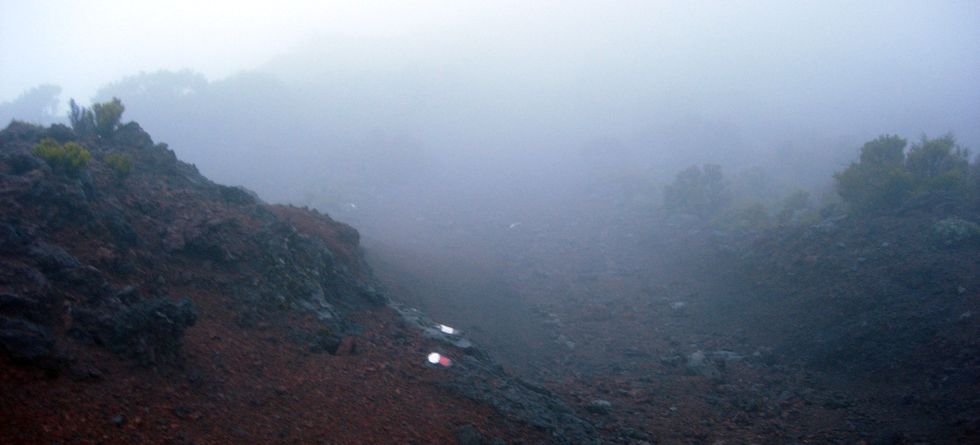 Sentier du Piton de Bert dans la brume des nuages