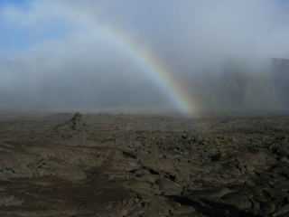 Arc-en-ciel sur le Piton de la Fournaise