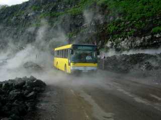 Car Jaune dans le brouillard sur la route des laves