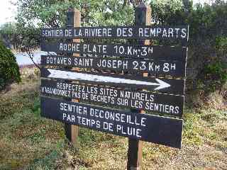 Sentier de la rivière des Remparts vers Roche Plate et St-Joseph