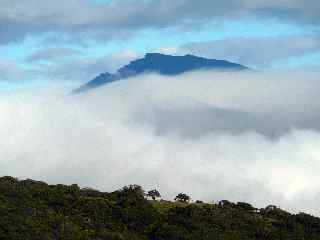 Piton des Neiges dans les nuages