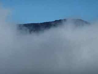 Sommet du Piton des Neiges émergeant au-dessus des nuages