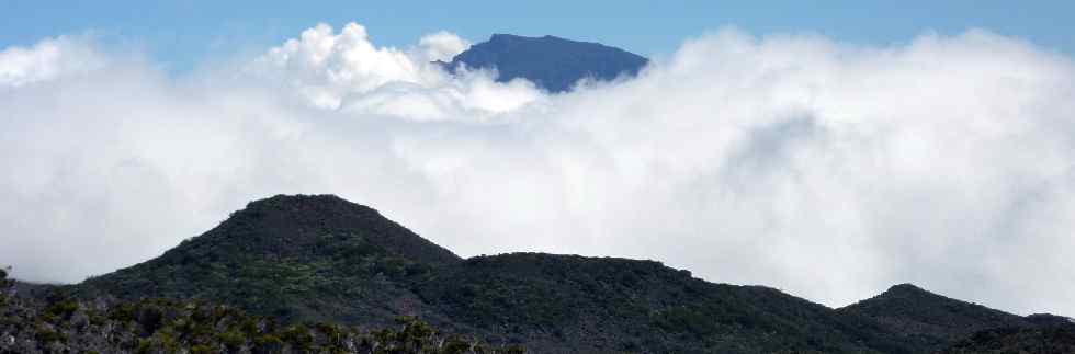 Piton des Neiges - devant, le Piton des Tanges, le Piton de Moustabismen