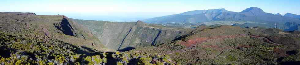 Rivire des Remparts et massif du Piton des Neiges