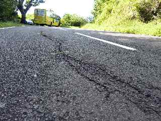 Fissures sur la chausse de la route des laves