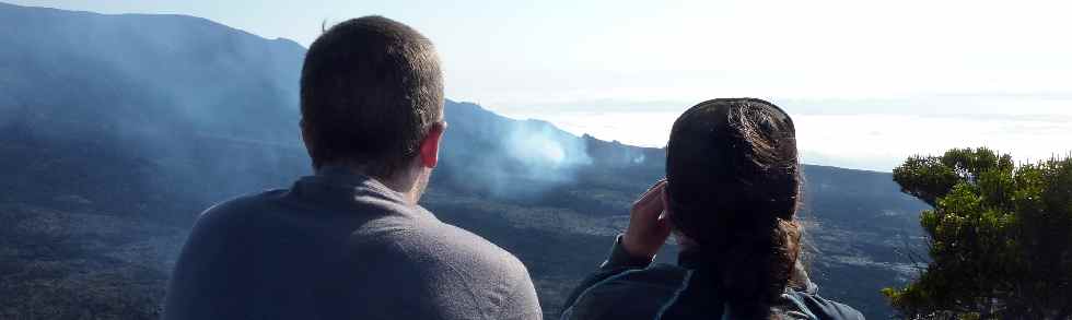 Touristes observant l'éruption du 14 octobre 2010