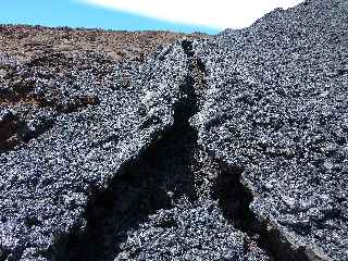 Piton de la Fournaise - Coules de dcembre 2010 - Anciene fissure ruptive