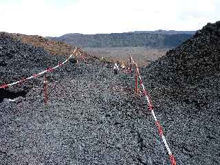 Piton de la Fournaise - Coules de dcembre 2010 - Balisage du trac sur les coules