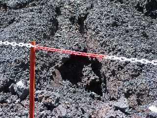 Piton de la Fournaise - Coules de dcembre 2010 - Passage du sentier sur une ancienne fissure ruptive