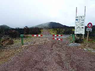 Barrire au dbut de la route forestire du Piton de l'Eau