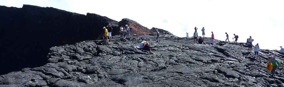 Randonneurs au point d'observation du cratre Dolomieu -