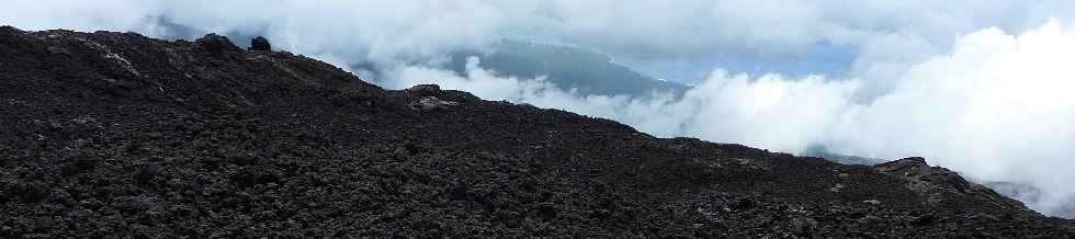 Piton de la Fournaise : la mer, au loin !