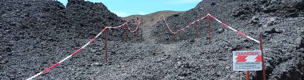 Piton de la Fournaise - Coules de dcembre 2010 - Balisage du sentier traversant un bras