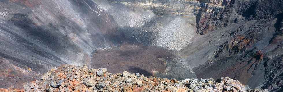 Intérieur du cratère Dolomieu effondré - mars 2011