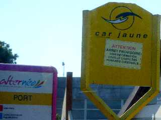 Car jaune - Arrêt provisoire au port de St-Pierre