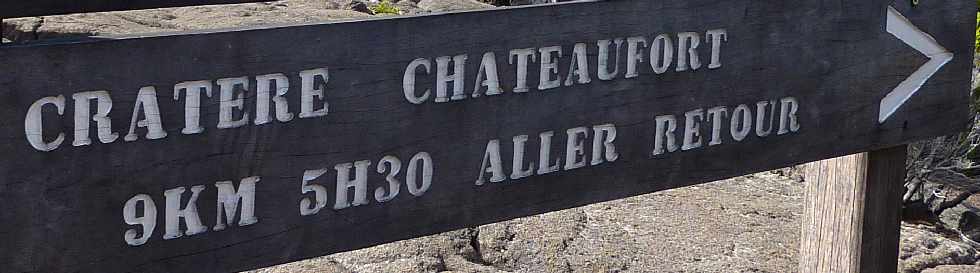 Enclos Fouqué - Panneau vers cratère Ch$ateau Fort à 9 km aller-retour