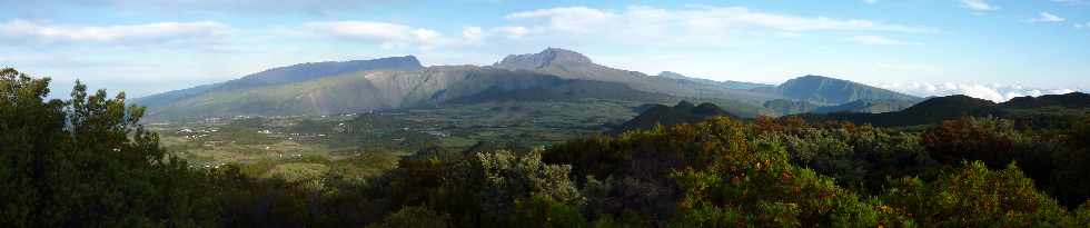 Point de vue depuis le Nez de Boeuf vers le massif du Piton des Neiges