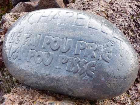 Mai 2013 - Chapelle de Rosemont - Galet grav "La chapelle l fai pou pri pa pou piss"