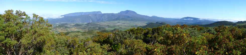 4 octobre 2014 - Route du volcan - Point de vue sur la Plaine des Cafres et le Piton des Neiges