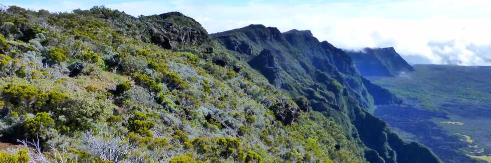 31 octobre 2014 - Volcan - Vue sur le rempart de la Rivire de l'Est