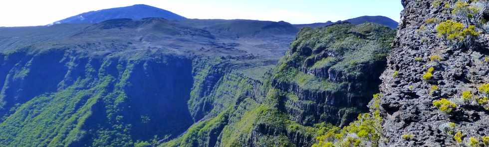 31 octobre 2014 - Massif du Piton de la Fournaise - Sentier du Rempart de la Rivire de l'Est - Cass de la Plaine des Sables