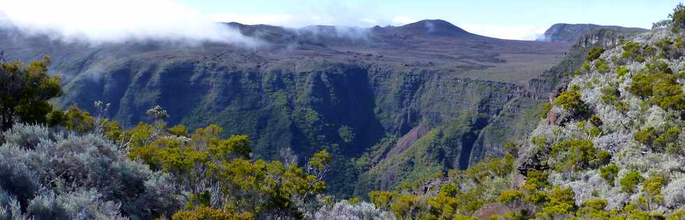 31 octobre 2014 - Massif du Piton de la Fournaise - Sentier du Rempart de la Rivire de l'Est - Vue sur le Cass de la Plaine des Sables