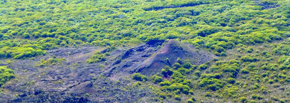 31 octobre 2014 - Massif du Piton de la Fournaise - Sentier du Rempart de la Rivire de l'Est - Vue sur le Piton de l'Ilet