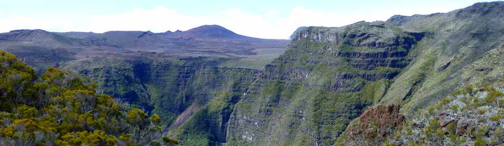 Piton de la Fournaise - Rempart de la rivire de l'Est-  Vue sur la Plaine des Sables