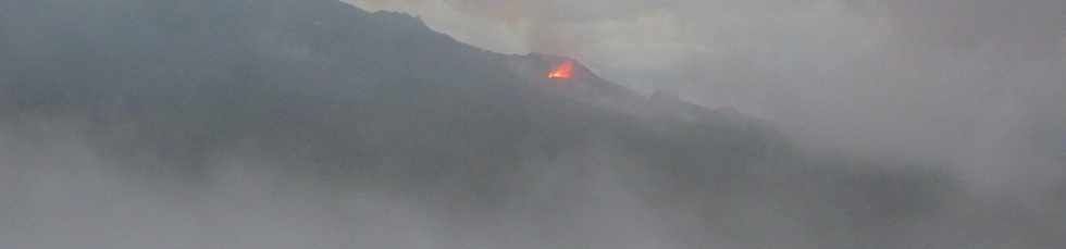 19 mai 2015 - Piton de la Fournaise - Sentier du Piton de Bert -  Vue sur l'ruption du 17 mai 2015 prs du Cratre Langlois -