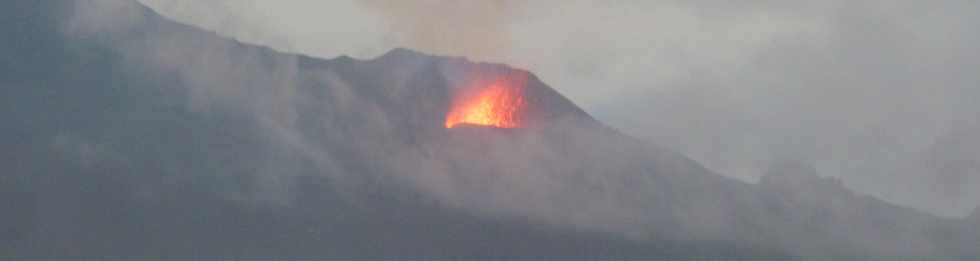 19 mai 2015 - Piton de la Fournaise - Sentier du Piton de Bert -  Vue sur l'ruption du 17 mai 2015 prs du Cratre Langlois -