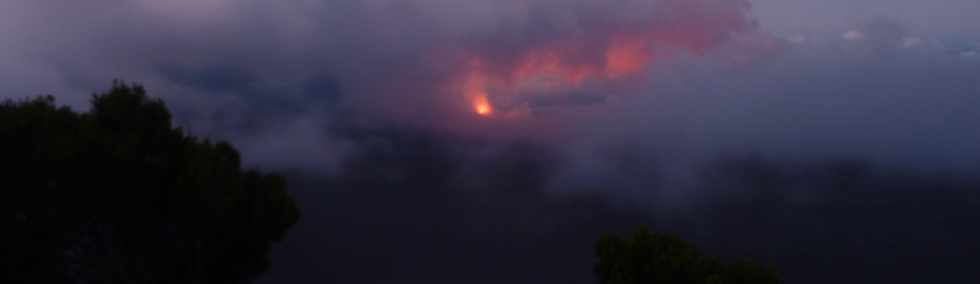 19 mai 2015 - Piton de la Fournaise - Sentier du Piton de Bert -  Vue sur l'ruption du 17 mai 2015 prs du Cratre Langlois -