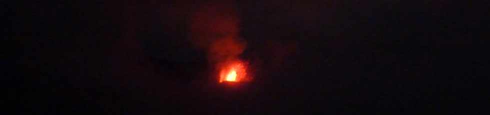 19 mai 2015 - Piton de la Fournaise - Sentier du Piton de Bert -  Vue sur l'ruption du 17 mai 2015 prs du Cratre Langlois -