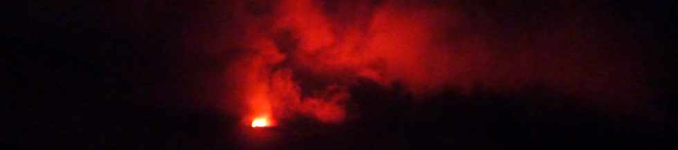 19 mai 2015 - Piton de la Fournaise - Sentier du Piton de Bert -  Vue sur l'ruption du 17 mai 2015 prs du Cratre Langlois -