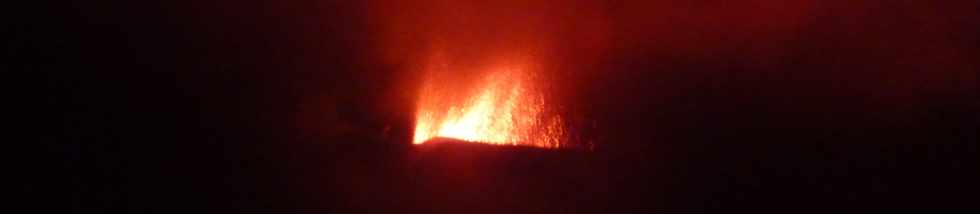 19 mai 2015 - Piton de la Fournaise - Sentier du Piton de Bert -  Vue sur l'ruption du 17 mai 2015 prs du Cratre Langlois -